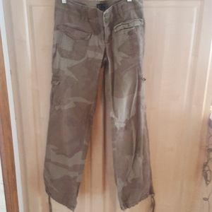AMERICAN EAGLE CAMO CARGOS WITH THE LEGS 27